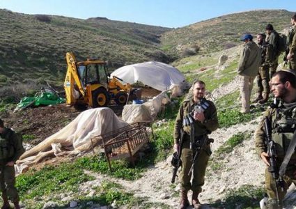 الاحتلال يخطر بهدم 7 مساكن ومنشآت في أم الجمال بالأغوار الشمالية