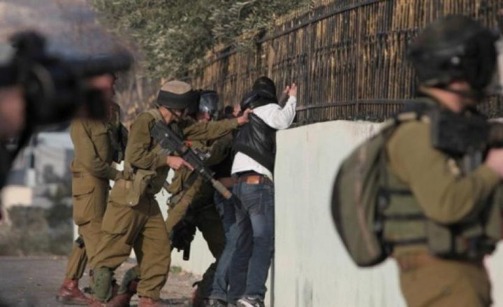 قوات الاحتلال تعتقل شابا قرب الحرم الابراهيمي