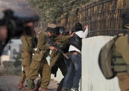 قوات الاحتلال تعتقل شابا قرب الحرم الابراهيمي