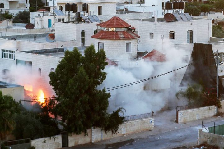 قوات الاحتلال تفجر منزل عائلة الشهيد معتز الخواجا في نعلين