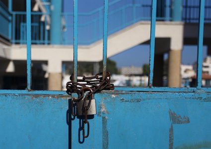 إضراب مؤسسات الأونروا يتعدى 97 يومًا: نداء العدالة يهز مدارس اللاجئين