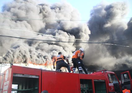 إصابة 4 من عناصر الدفاع المدني في حريق بمخيم النصيرات