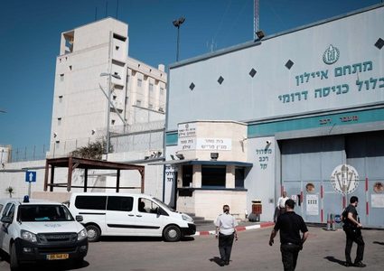 الأسرى المرضى في "عيادة سجن الرملة" يشرعون غدا بإضراب عن الطعام