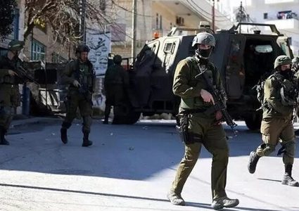 قوات الاحتلال تعتقل جريحا ووالده من جنين