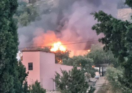 نابلس:إصابتان بالرصاص وإحراق "بركس" خلال هجوم للمستوطنين