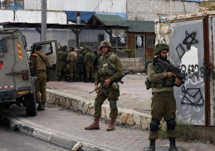 قوات الاحتلال تحطم محتويات محل تجاري في مخيم الجلزون