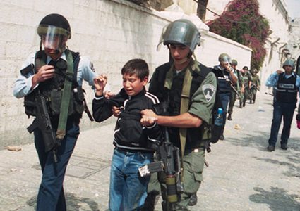 سلطات الاحتلال تعتقل طفلا في سلوان جنوب الأقصى