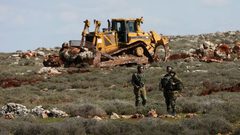 مستوطنون يجرفون أراضي في برقة شمال غرب نابلس