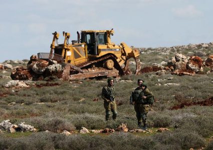 مستوطنون يجرفون أراضي في برقة شمال غرب نابلس