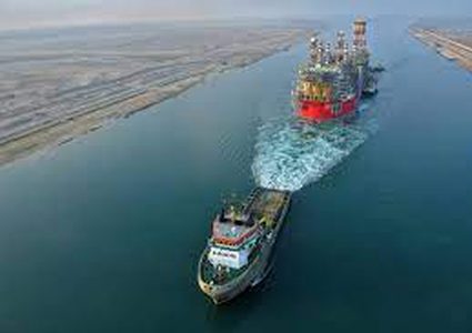 هيئة قناة السويس تعوم سفينة تعطلت أثناء عبور الممر الملاحي