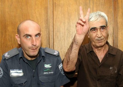 إدارة سجون الاحتلال تجدد عزل الأسير سعدات لأسبوع وتحرمه من الزيارة