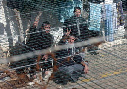 نادي الأسير: المعتقلون الإداريون يستعدون للبدء بخطوات لمواجهة الاعتقال الإداري