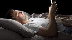 دراسة: نشر المحتوى على مواقع التواصل قبل النوم يؤدي للأرق