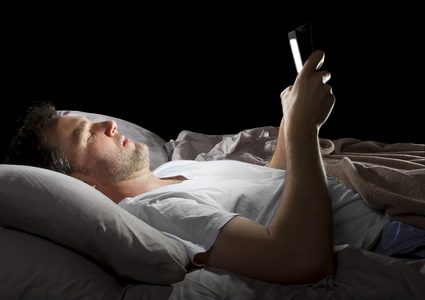 دراسة: نشر المحتوى على مواقع التواصل قبل النوم يؤدي للأرق