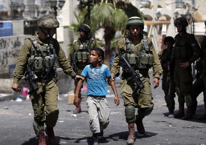 صحيفة إسرائيلية: الجيش يستخدم ممارسات محظورة دوليا عند اعتقال الاطفال