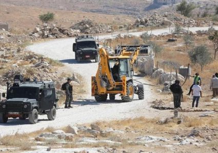 الاحتلال يوقف العمل بشارع في مسافر يطا ويحتجز العمال والآليات