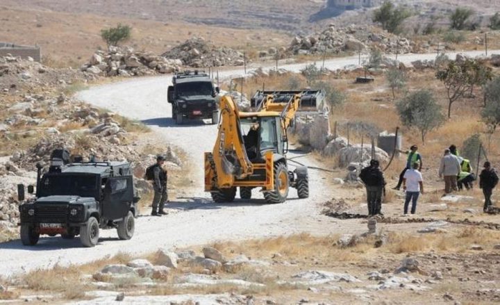 الاحتلال يوقف العمل بشارع في مسافر يطا ويحتجز العمال والآليات