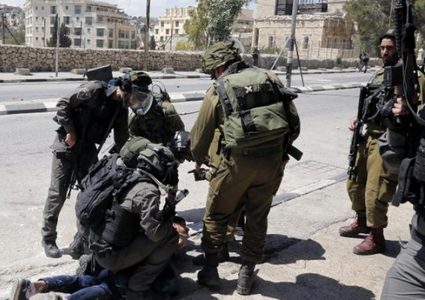 الخليل: قوات الاحتلال تعتدي بالضرب على شاب على مدخل بلدة سعير