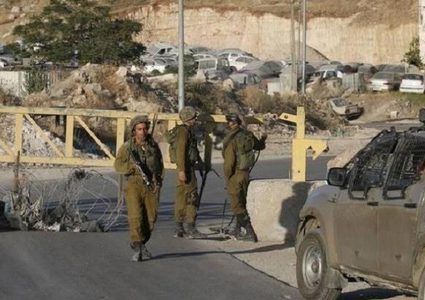 الاحتلال ينصب حاجزا عسكريا قرب قرية النبي صالح ويعيق حركة المواطنين