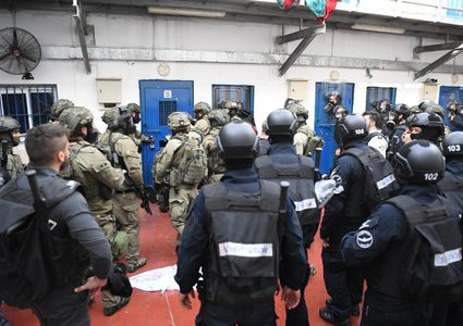 قوات القمع تقتحم قسم "12" في سجن نفحة