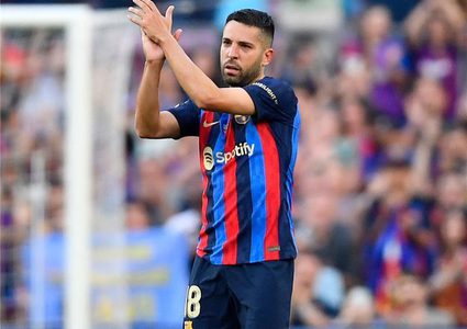 ألبا يودع برشلونة بالدموع