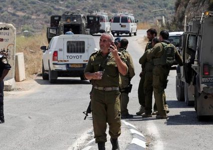 سلطات الاحتلال تواصل إغلاق مدخل قرية المغير شرق رام الله
