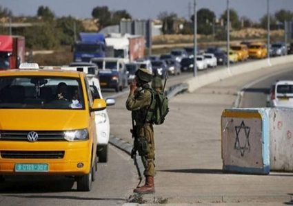 قوات الاحتلال تنصب حواجز عسكرية وتعيق حركة المواطنين جنوب جنين