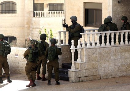 الاحتلال يشن حملة مداهمات واعتقالات في الضفة