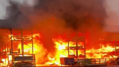 حريق هائل بمنشأة تصنيع في كليفلاند بولاية نورث كارولينا