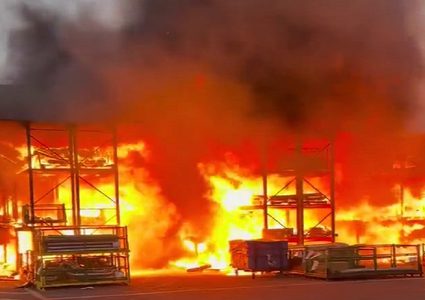 حريق هائل بمنشأة تصنيع في كليفلاند بولاية نورث كارولينا