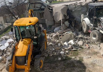 الاحتلال يخطر بهدم محجر ويستولي على جرافة وآليات حفر في بيتونيا غرب رام الله