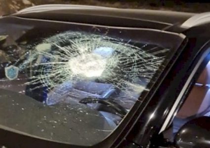 مستوطنون يهاجمون مركبات ومنازل المواطنين في يعبد