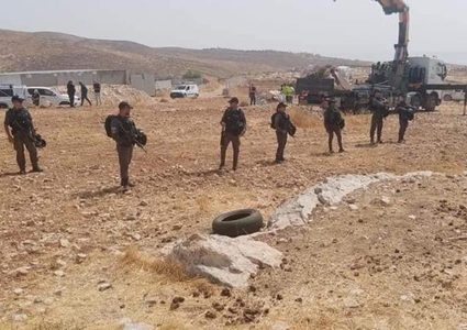 الاحتلال يعتقل مواطنا ونجله ويفتش خياما في الأغوار الشمالية