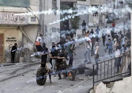 إصابات بالاختناق جراء استهداف الاحتلال طلبة مدرسة في حوارة