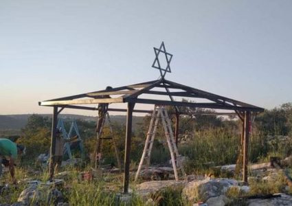 مستوطنون مسلحون ينصبون خياما على أراضي المواطنين غرب سلفيت