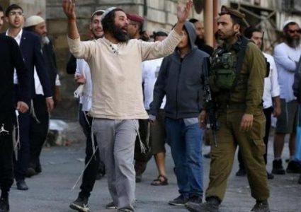 مستوطنون يعطبون إطارات آلية تعمل بتأهيل الطرق ويهاجمون المنازل جنوب نابلس