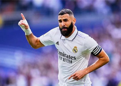 بنزيما يطلب نصيحة رونالدو بشأن العرض السعودي