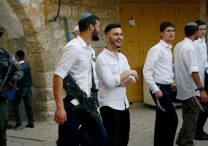 نابلس:مستوطنون يحطمون شواهد قبور في برقة