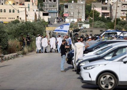 مستوطنون يغلقون طريق قرية اللبن الشرقية قضاء نابلس