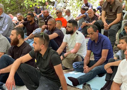 ​​​​​​أم الفحم: العشرات يؤدون صلاة الجمعة قرب مسجد قرية اللجون المهجرة