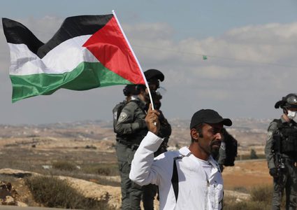 الاحتلال يعتدي على متضامنين خلال قمعه مسيرة في مسافر يطا