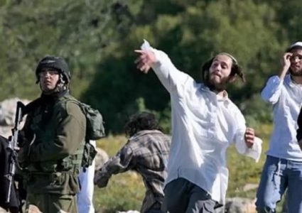 مستوطنون يهاجمون مركبات المواطنين شرق رام الله