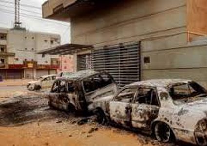 انفجارات واشتباكات وتعزيزات عسكرية في الخرطوم