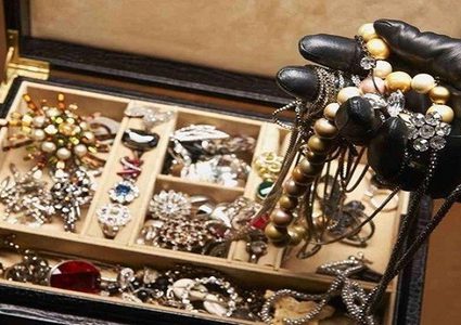 مجهولون يسرقون ٤ كيلو غرامات من الذهب في الخليل