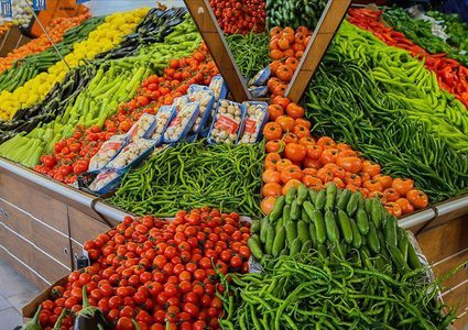 المزارع أبو حامد يتحدث عن أسعار الخضار والفواكه في السوق الفلسطيني اليوم