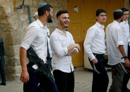 إصابات وتحطيم مركبات في هجوم للمستوطنين على برقة