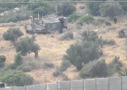 قوات الاحتلال تنشر دباباته خلف جدار الفصل والتوسع العنصري شمال طولكرم