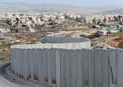 الرجوب وشعبان يتفقدان قرى جنين المحاذية لجدار الفصل والتوسع العنصري