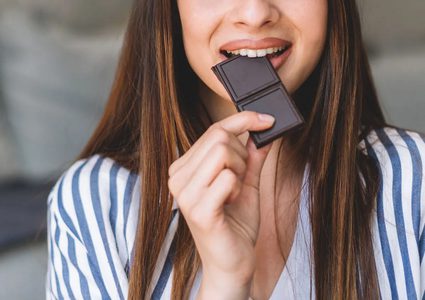 دراسة تكشف سبب تناول الشوكولاتة عند الشعور بالتوتر
