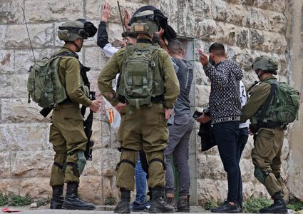 حملة مداهمات و اعتقالات واسعة بالضفة طالت 21 مواطنا